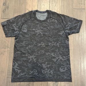 Men’s Lululemon short sleeve